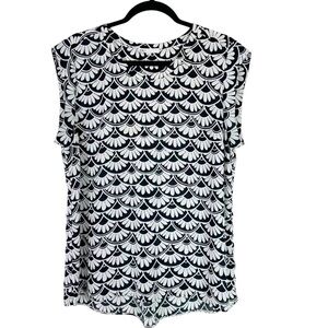 DR2 short sleeve geometric patterned top